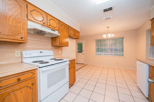 805 Chris Dr, Longview, TX 75605