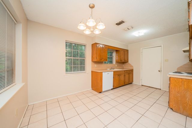 805 Chris Dr, Longview, TX 75605