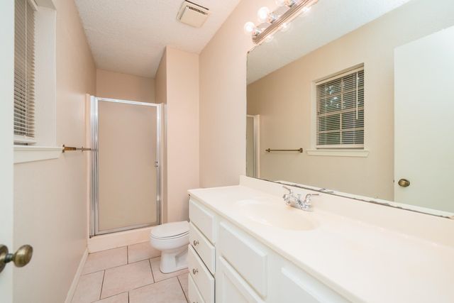 805 Chris Dr, Longview, TX 75605