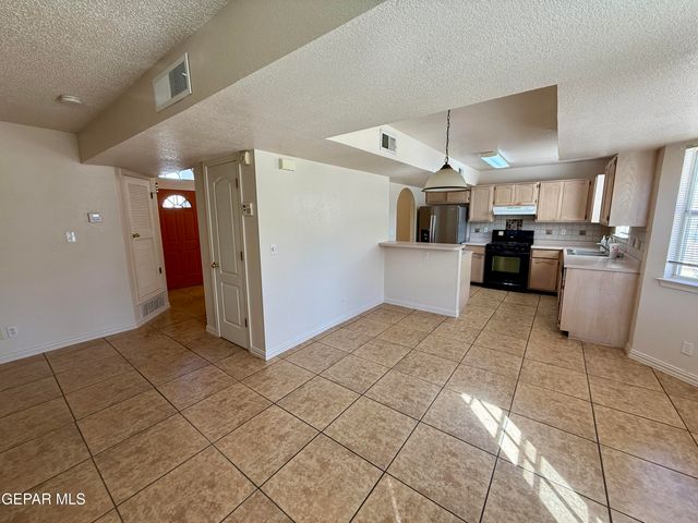 7404 LUZ DE LUMBRE Avenue, El Paso, TX 79912