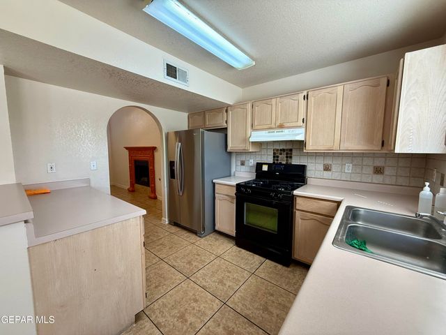 7404 LUZ DE LUMBRE Avenue, El Paso, TX 79912