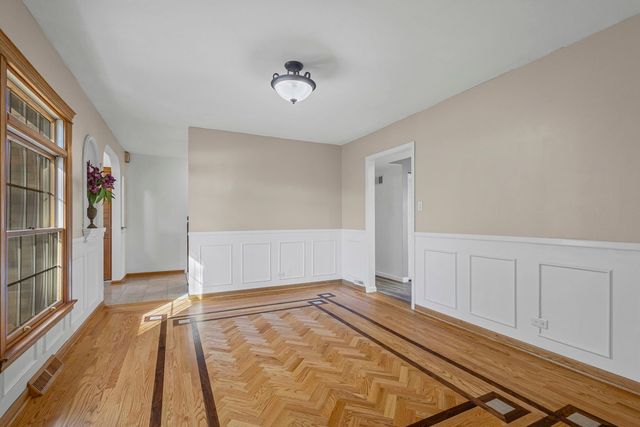 1323 S Roselle Road, Schaumburg, IL 60193