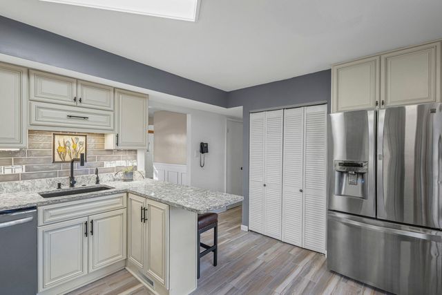 1323 S Roselle Road, Schaumburg, IL 60193