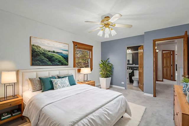 1323 S Roselle Road, Schaumburg, IL 60193