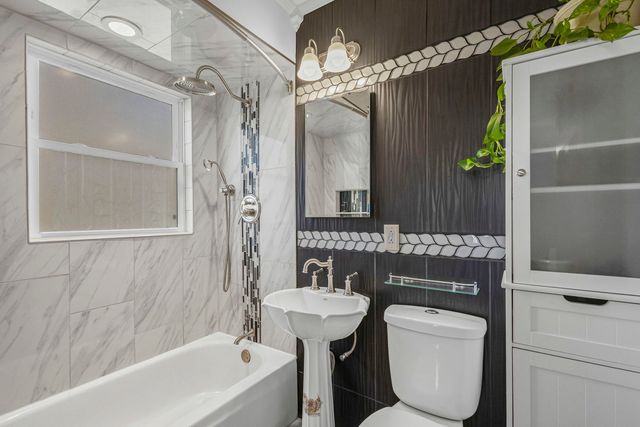 1323 S Roselle Road, Schaumburg, IL 60193