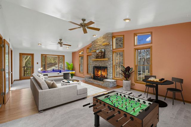 1323 S Roselle Road, Schaumburg, IL 60193