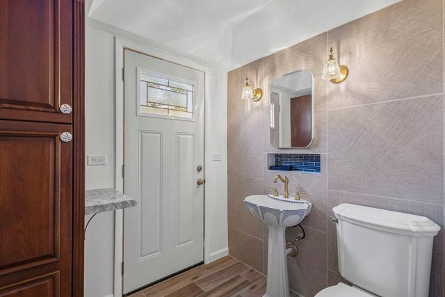 1323 S Roselle Road, Schaumburg, IL 60193