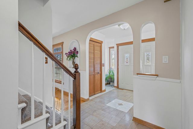 1323 S Roselle Road, Schaumburg, IL 60193