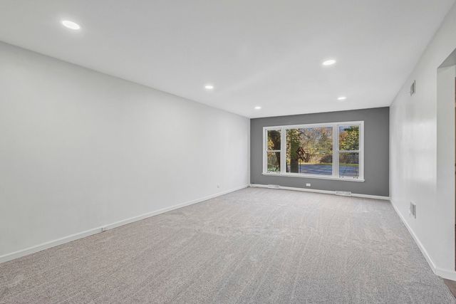 1323 S Roselle Road, Schaumburg, IL 60193