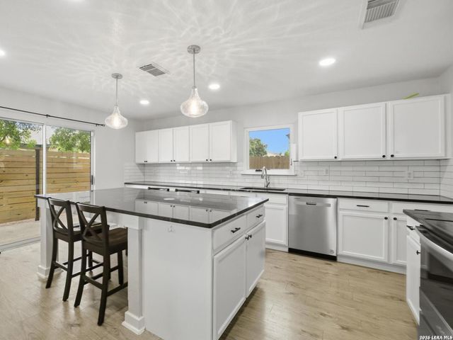 5 Sulfur Cyn, San Antonio, TX 78247