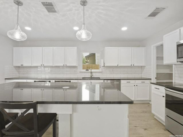 5 Sulfur Cyn, San Antonio, TX 78247