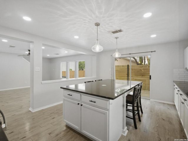 5 Sulfur Cyn, San Antonio, TX 78247