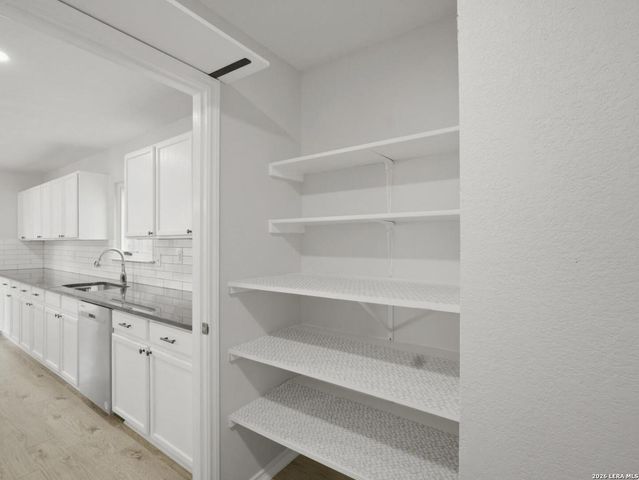 5 Sulfur Cyn, San Antonio, TX 78247
