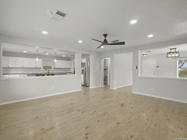 5 Sulfur Cyn, San Antonio, TX 78247