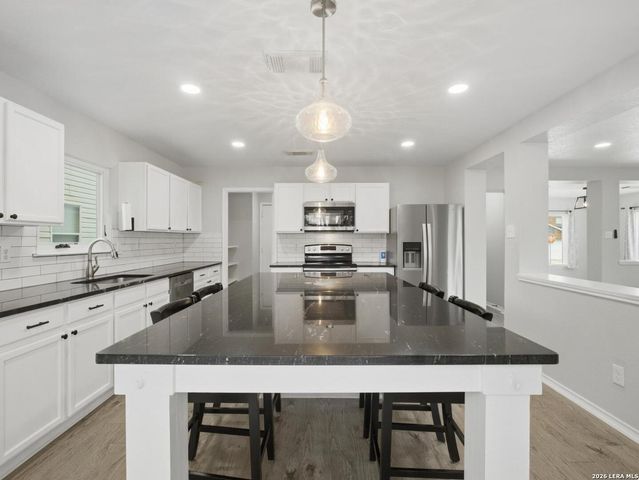 5 Sulfur Cyn, San Antonio, TX 78247
