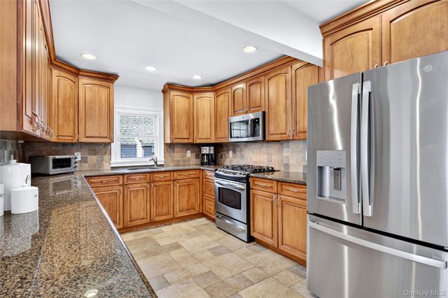 7 Fairview Avenue, Port Washington, NY 11050