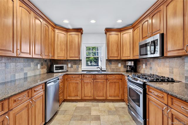 7 Fairview Avenue, Port Washington, NY 11050