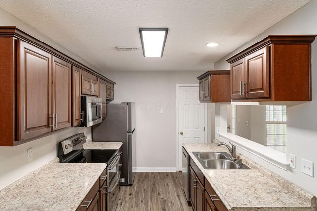 124 Oak Creek Place, Gahanna, OH 43230