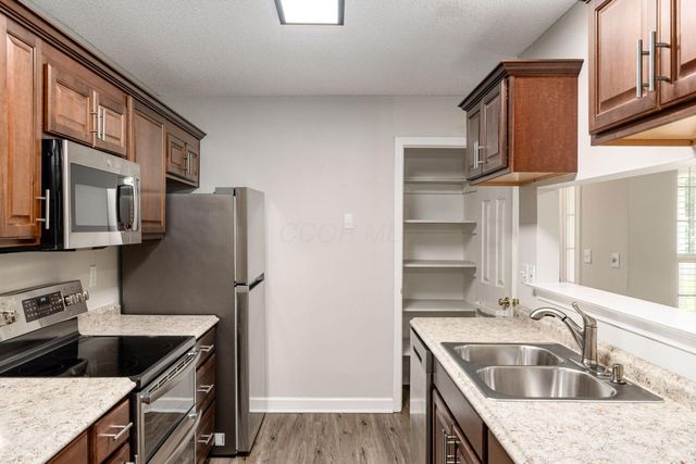 124 Oak Creek Place, Gahanna, OH 43230