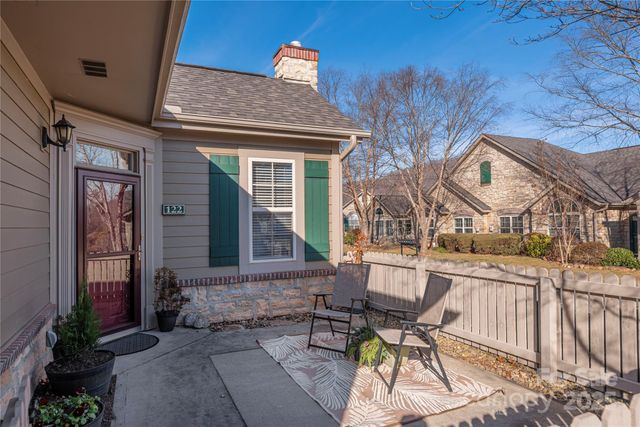 122 Outlook Circle, Swannanoa, NC 28778