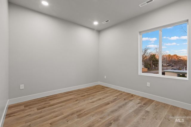 2101 S Pacific St, Boise, ID 83705