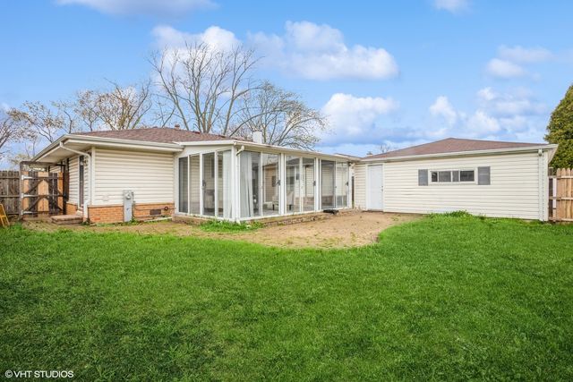 943 Maple Lane, Elk Grove Village, IL 60007