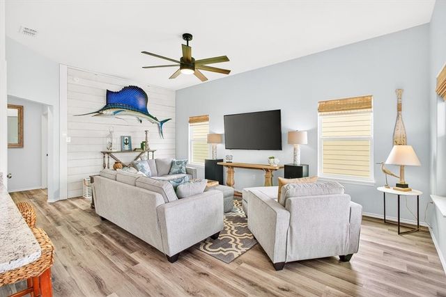 107 Rainbow Reef, Rockport, TX 78382