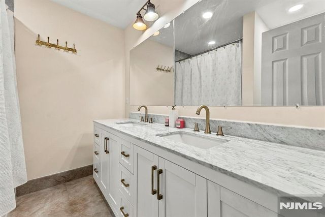 21 Yorkview Drive B6, Edgewater, NJ 07020