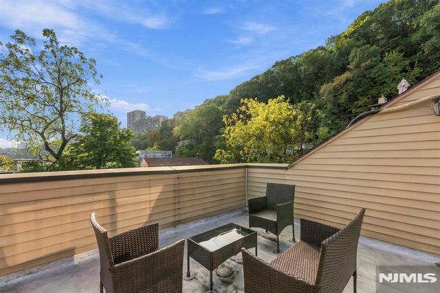 21 Yorkview Drive B6, Edgewater, NJ 07020