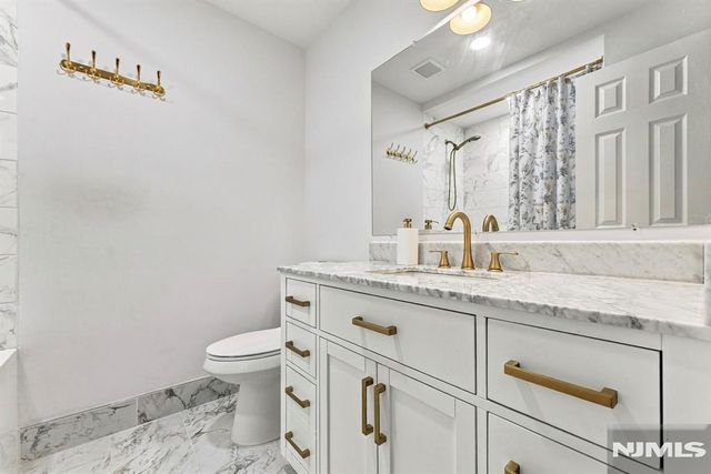 21 Yorkview Drive B6, Edgewater, NJ 07020