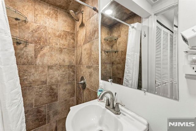 21 Yorkview Drive B6, Edgewater, NJ 07020