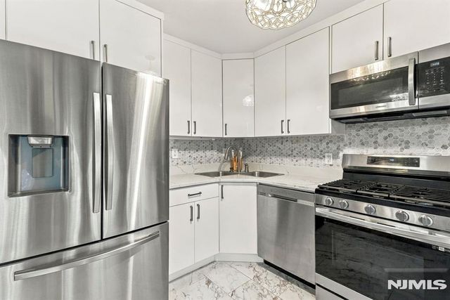 21 Yorkview Drive B6, Edgewater, NJ 07020