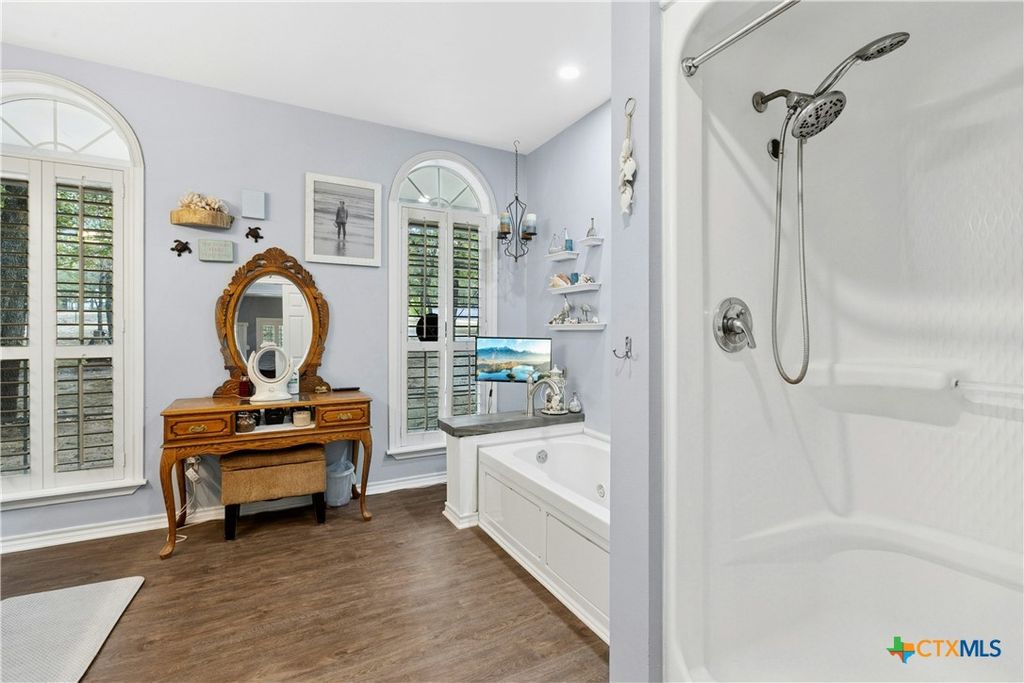 Image 13 of property listing at 412 Woody Hollow Road, Luling, TX 78648