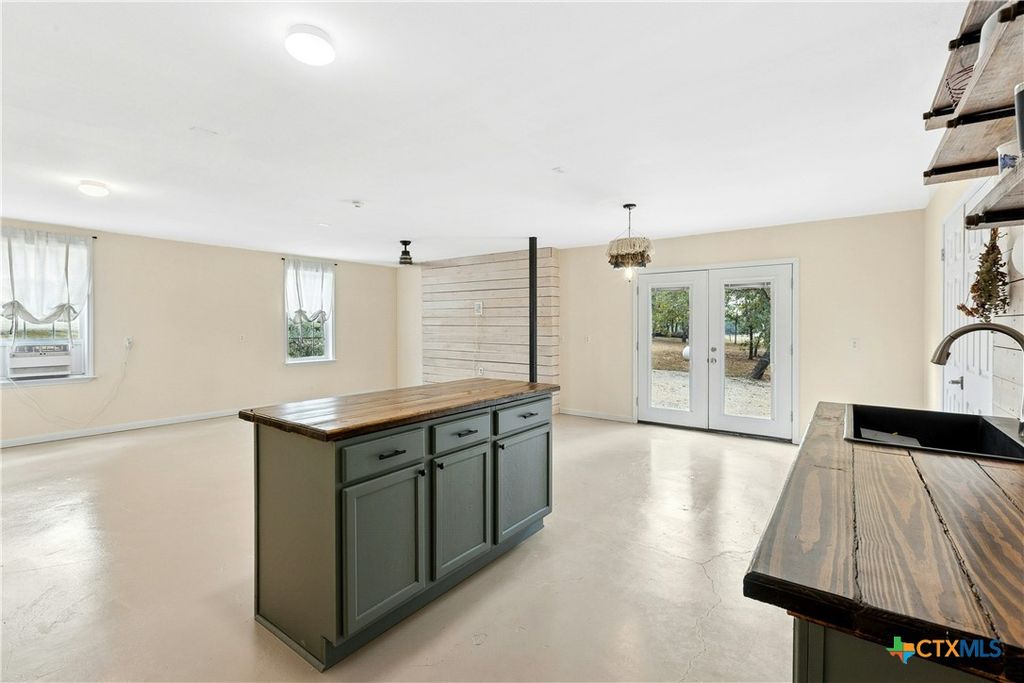 Image 18 of property listing at 412 Woody Hollow Road, Luling, TX 78648