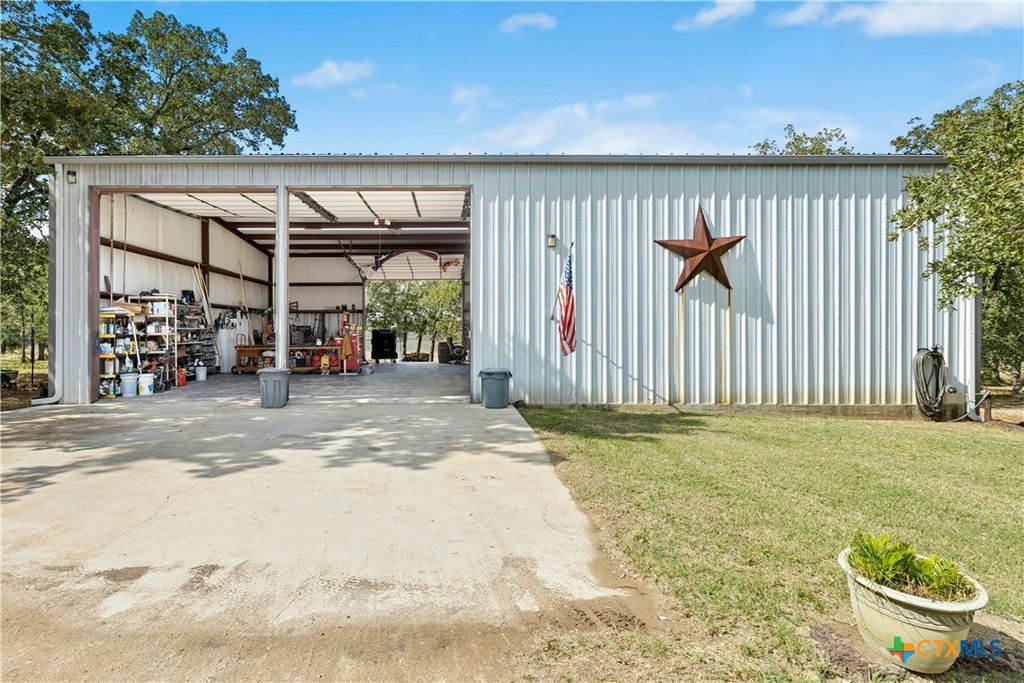 Image 4 of property listing at 412 Woody Hollow Road, Luling, TX 78648
