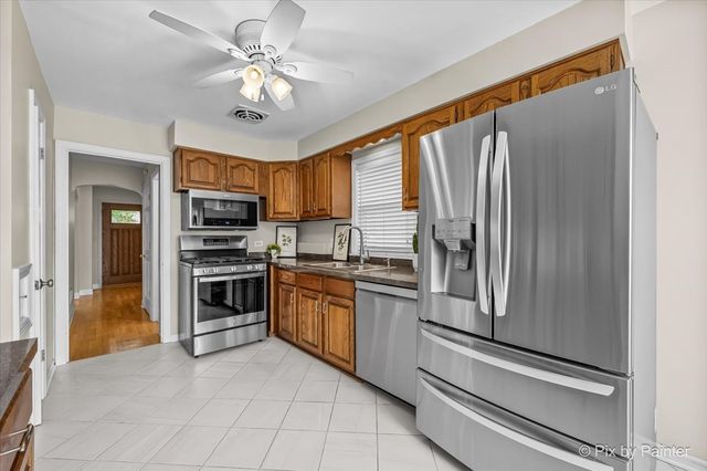 2921 W Birchwood Avenue, Chicago, IL 60645