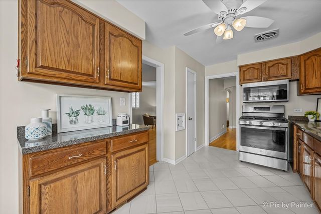 2921 W Birchwood Avenue, Chicago, IL 60645