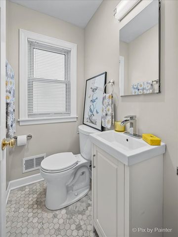 2921 W Birchwood Avenue, Chicago, IL 60645