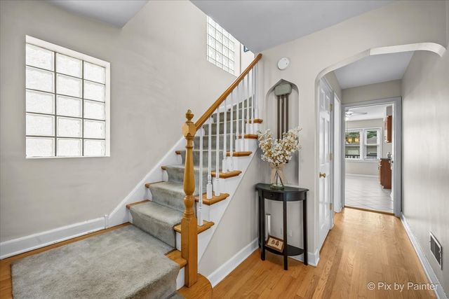 2921 W Birchwood Avenue, Chicago, IL 60645