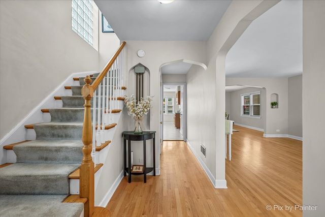 2921 W Birchwood Avenue, Chicago, IL 60645