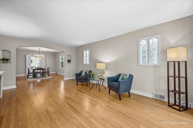 2921 W Birchwood Avenue, Chicago, IL 60645