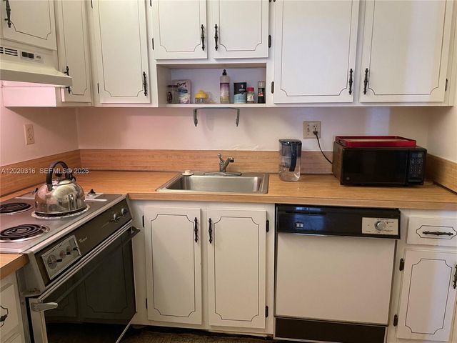 9235 SW 8th St 209, Boca Raton, FL 33428