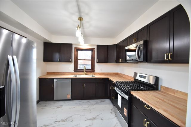 221 Kenmore Avenue SE, Warren, OH 44483