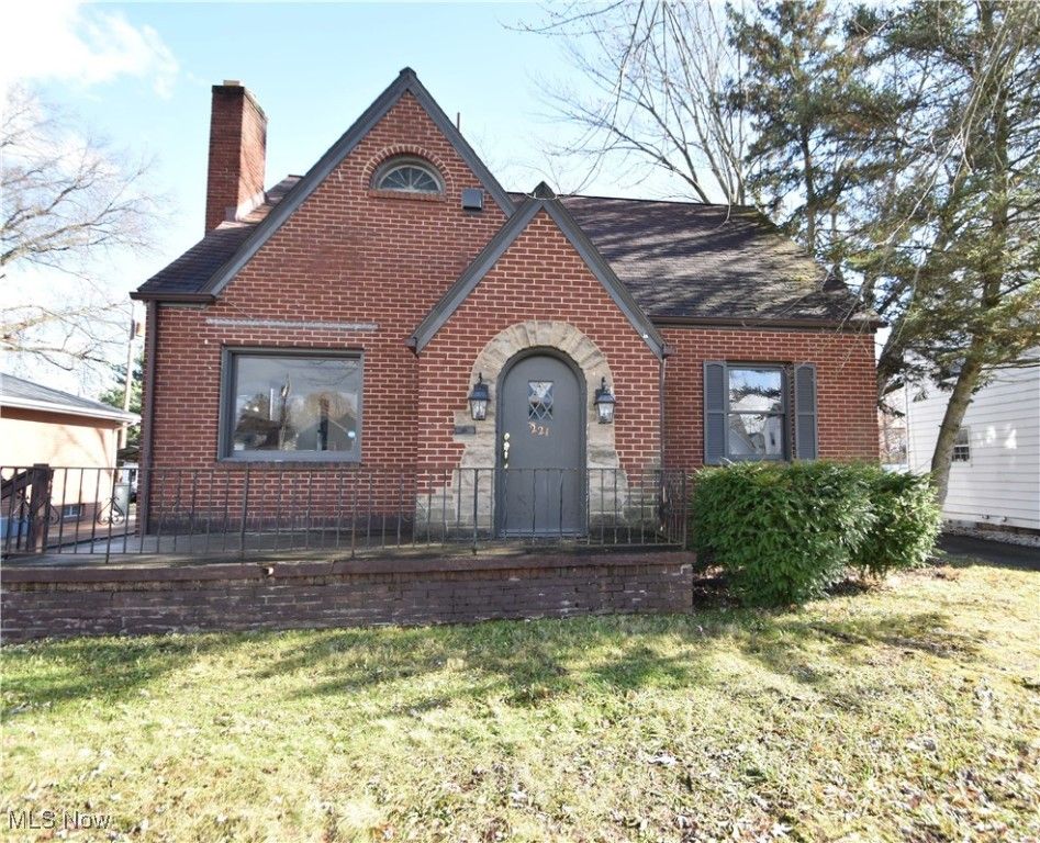 221 Kenmore Avenue SE, Warren, OH 44483