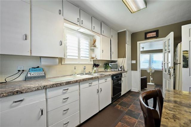 203 SW JEFFERSON Street, Lee's Summit, MO 64063