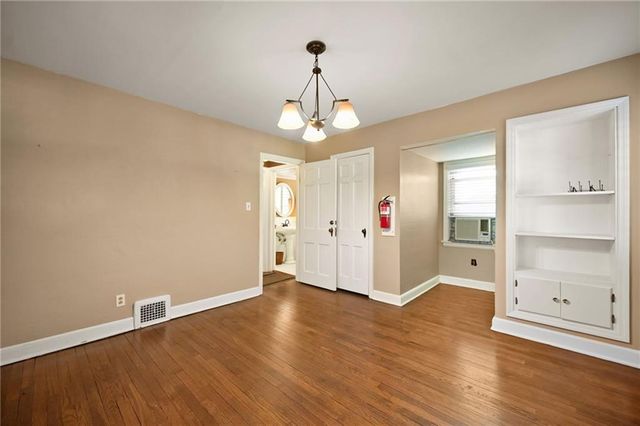 203 SW JEFFERSON Street, Lee's Summit, MO 64063