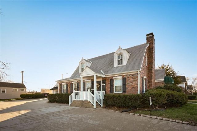 203 SW JEFFERSON Street, Lee's Summit, MO 64063