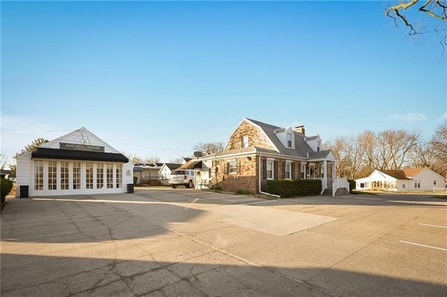 203 SW JEFFERSON Street, Lee's Summit, MO 64063