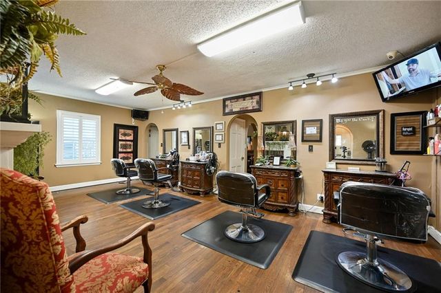 203 SW JEFFERSON Street, Lee's Summit, MO 64063