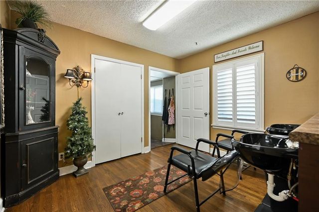 203 SW JEFFERSON Street, Lee's Summit, MO 64063